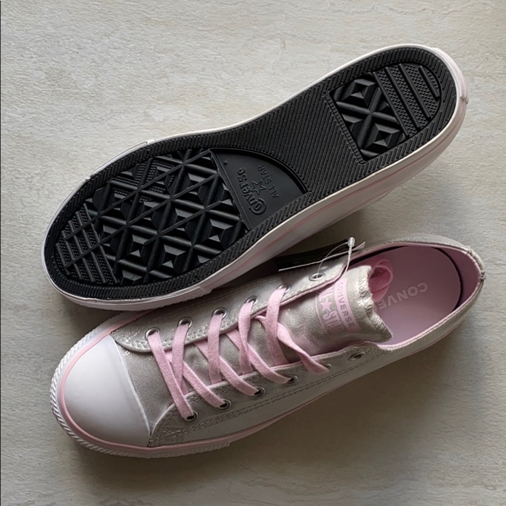 NWT converse low tops - Picture 9 of 9